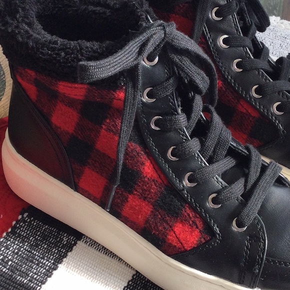 Marc Fisher NWOT womans 8.5 black/red short boots - Picture 3 of 9